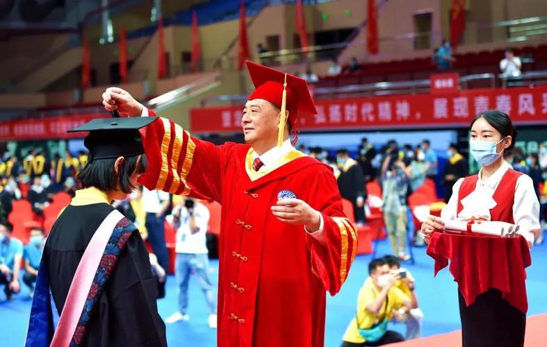 "朱熹集注:"弘,宽广也;毅,强忍也